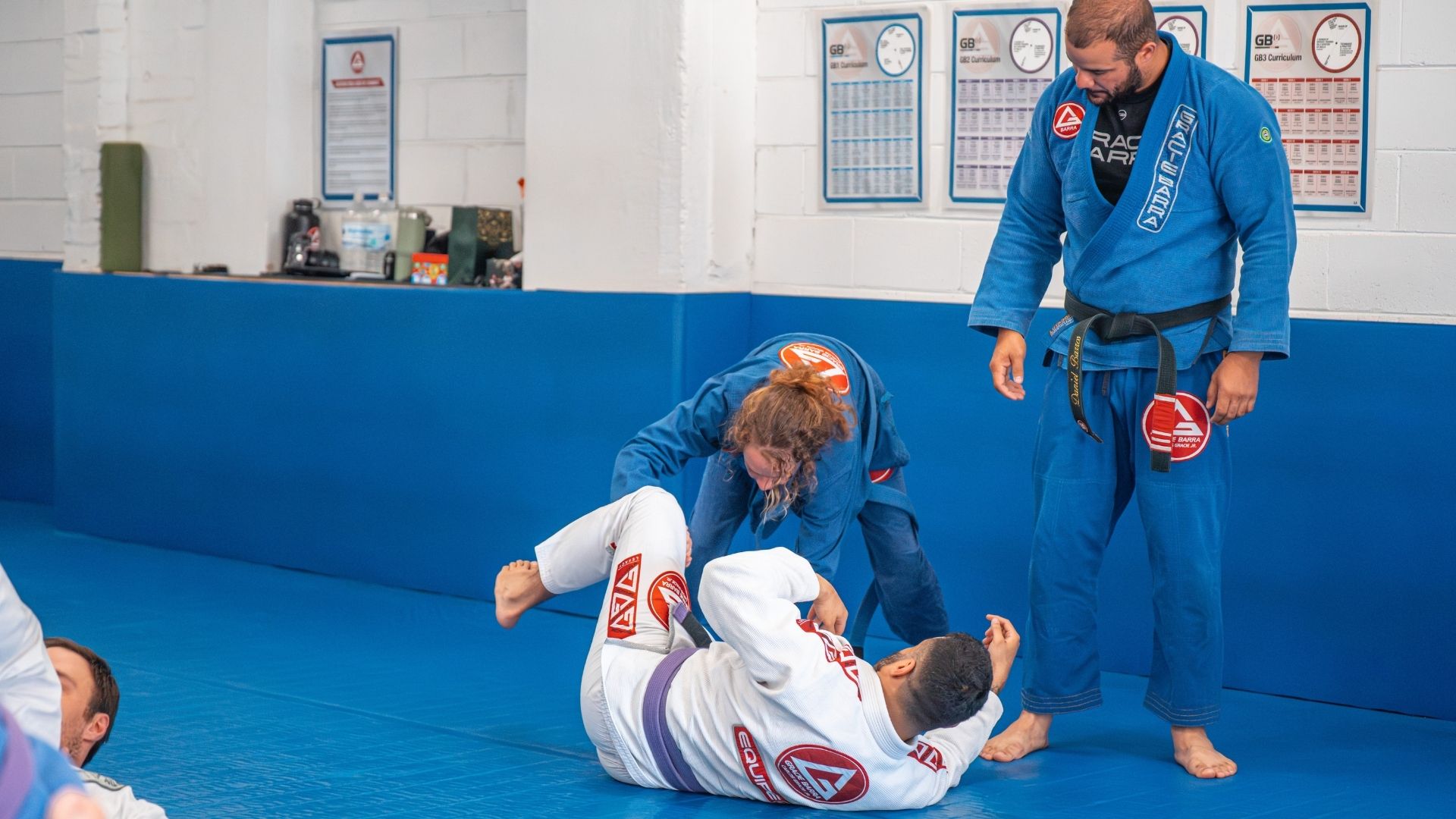 Gracie Barra St Peters - Professor helping the students