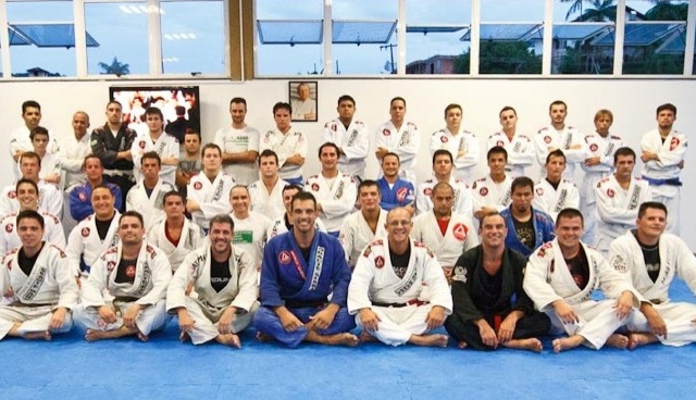 Professor Alexandre Marciano (in white) in front with his GB Joinville academy / Publicity photo