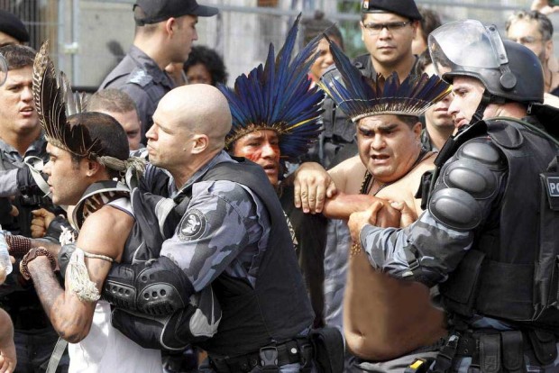 Rodrigo Prujansky (at the right side) applying a BJJ move ('mão de vaca') during a police action. 